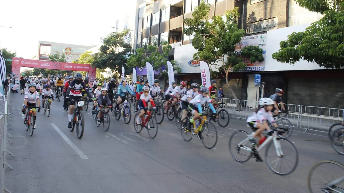 se lleva a cabo carrera ciclismo